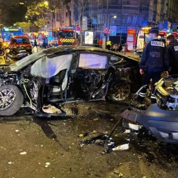 Accident mortel d'une Tesla à Paris : erreur humaine ou bug technique ?