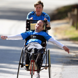 La Team Hoyt, un père et son fils paralysé courent le marathon